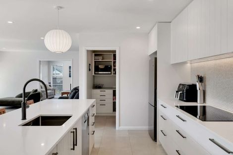 Photo of property in 1 Corsica Court, Fitzherbert, Palmerston North, 4410