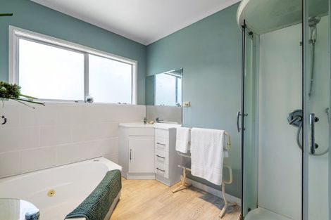 Photo of property in 2/31 Sispara Place, Beach Haven, Auckland, 0626