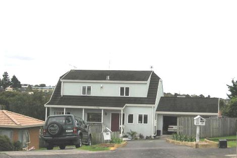 Photo of property in 2/18 Altair Place, Windsor Park, Auckland, 0632