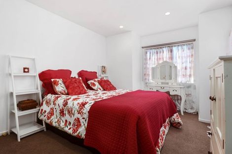 Photo of property in 2 Ali Place, Ranui, Auckland, 0612