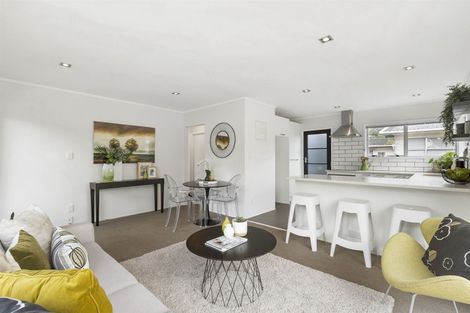 Photo of property in 2/5 Mannering Place, Hillcrest, Auckland, 0627