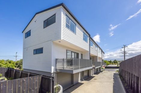 Photo of property in 3/94 Target Road, Totara Vale, Auckland, 0629