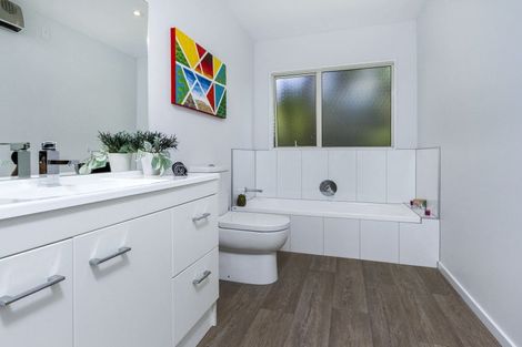 Photo of property in 2/133 Carlisle Road, Northcross, Auckland, 0632