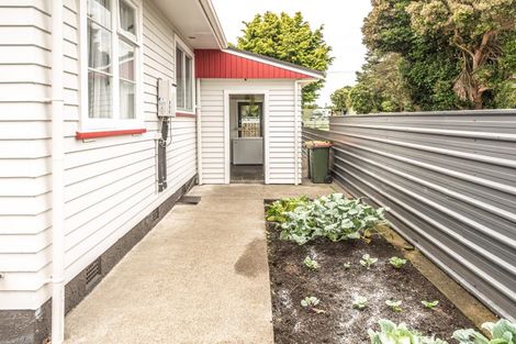 Photo of property in 18 Suther Street, Waverley, 4510