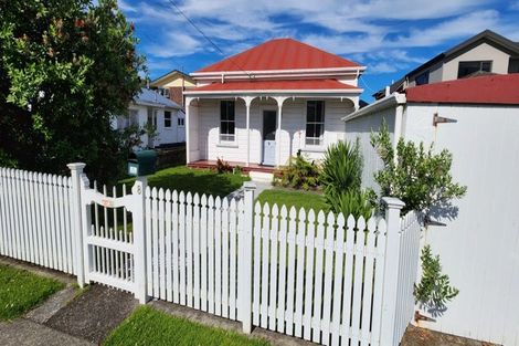 Photo of property in 8 Cutfield Road, New Plymouth, 4310