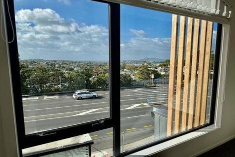 Photo of property in 3/506 Glenfield Road, Bayview, Auckland, 0629