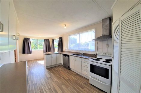 Photo of property in 28 Easton Park Parade, Glenfield, Auckland, 0629