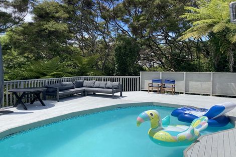 Photo of property in 27 Aplin Place, Birkdale, Auckland, 0626