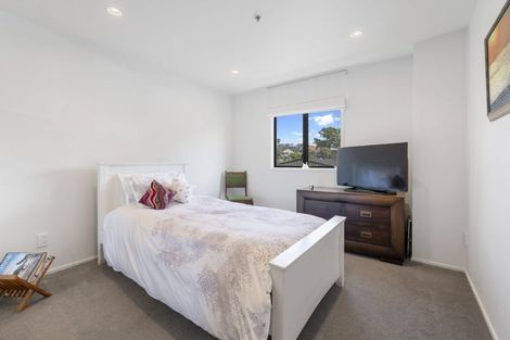 Photo of property in 2a/171 Hurstmere Road, Takapuna, Auckland, 0622