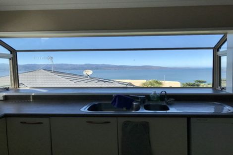 Photo of property in 52 Dress Circle, Newlands, Wellington, 6037