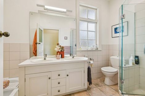 Photo of property in 6 Seabreeze Road, Narrow Neck, Auckland, 0624