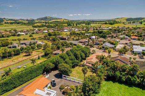 Photo of property in 11 St Clair Place, Browns Bay, Auckland, 0630