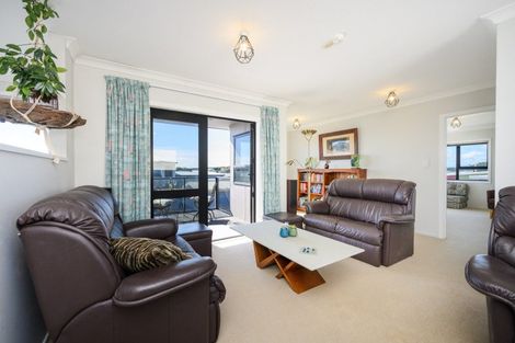 Photo of property in 17 Marine Parade South, Foxton Beach, Foxton, 4815