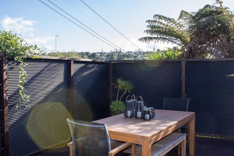 Photo of property in 2/49 Archers Road, Hillcrest, Auckland, 0629