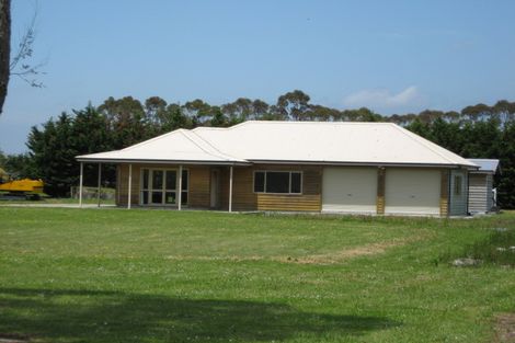 Photo of property in 68 Riverland Road, Kumeu, 0892