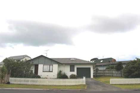 Photo of property in 15 Altair Place, Windsor Park, Auckland, 0632