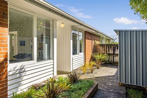 Photo of property in 2/7 Alwyn Avenue, Te Atatu South, Auckland, 0610