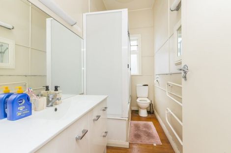 Photo of property in 108 Oriental Parade, Oriental Bay, Wellington, 6011