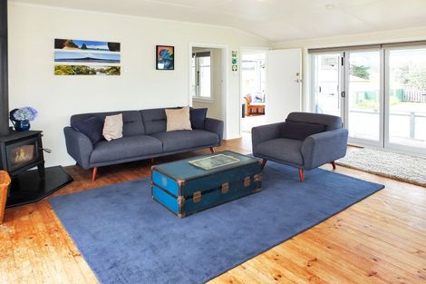 Photo of property in 11 Fabrin Street, Foxton Beach, Foxton, 4815