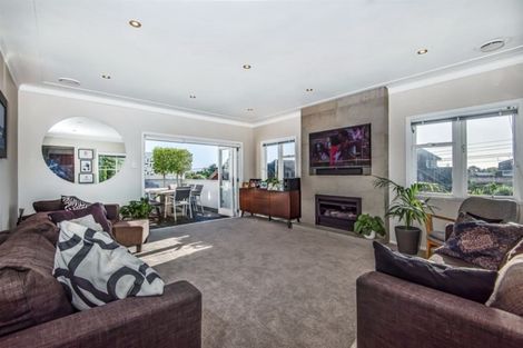 Photo of property in 2/52 Aberdeen Road, Campbells Bay, Auckland, 0620