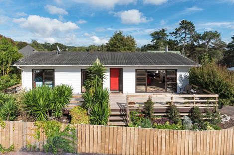Photo of property in 40 Pokapu Street, Titirangi, Auckland, 0600