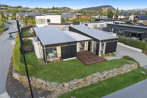 Photo of property in 8 Kapuka Lane, Wanaka, 9305