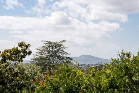 Photo of property in 86 Ayton Drive, Totara Vale, Auckland, 0629