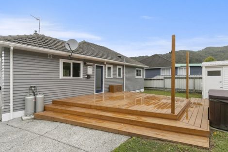 Photo of property in 18 Lees Grove, Wainuiomata, Lower Hutt, 5014