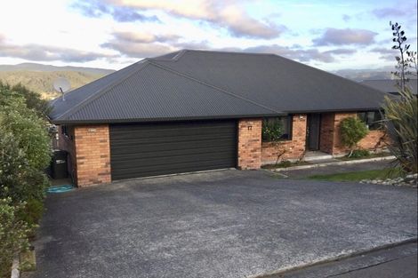 Photo of property in 17 James Nairn Grove, Riverstone Terraces, Upper Hutt, 5018