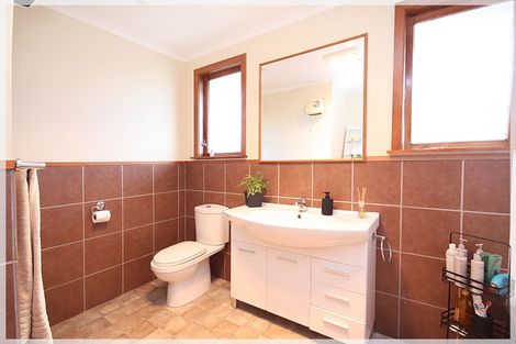 Photo of property in 2 Ngaire Street, Longburn, Palmerston North, 4412