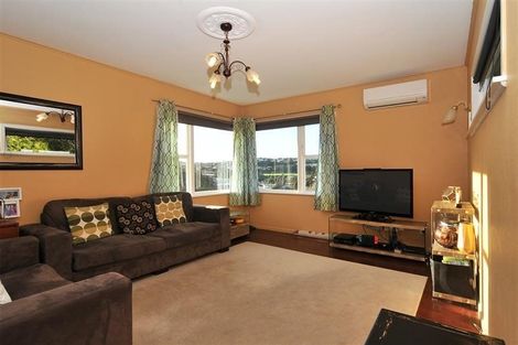 Photo of property in 10 Bellringer Crescent, Newlands, Wellington, 6037