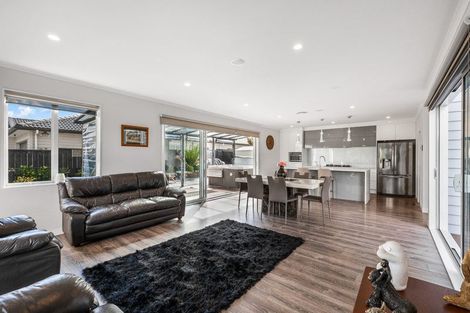 Photo of property in 17 Walter Ruddock Avenue, Kumeu, 0810