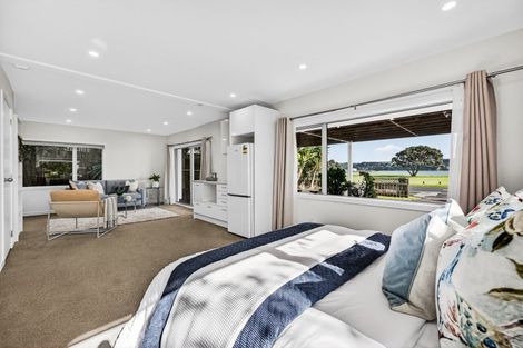Photo of property in 70 Kiwi Esplanade, Mangere Bridge, Auckland, 2022
