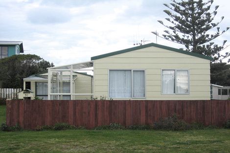 Photo of property in 50 Park Avenue, Waitarere Beach, Levin, 5510