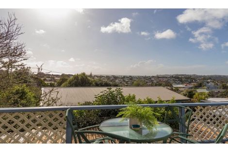 Photo of property in 4 Elliston Crescent, Stanmore Bay, Whangaparaoa, 0932