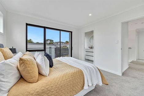 Photo of property in 562b Beach Road, Rothesay Bay, Auckland, 0630