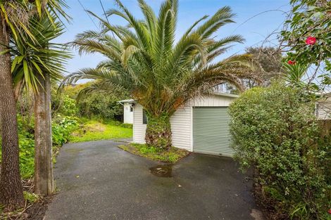 Photo of property in 16 Springside Place, New Lynn, Auckland, 0600