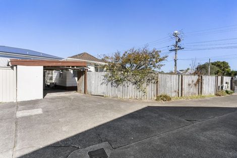 Photo of property in 1/40 Lake Road, Narrow Neck, Auckland, 0624