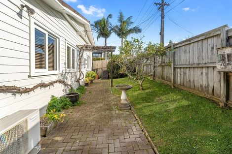 Photo of property in 1/31 Deep Creek Road, Waiake, Auckland, 0630