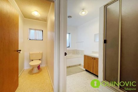 Photo of property in 2/17 Queen Mary Avenue, New Lynn, Auckland, 0600