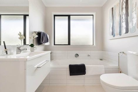 Photo of property in 26 Metoriti Crescent, Karaka, 2124