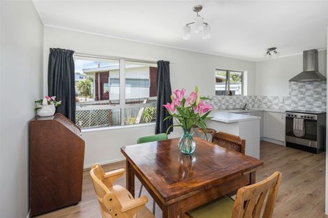 Photo of property in 3 Kingsbridge Place, Newlands, Wellington, 6037