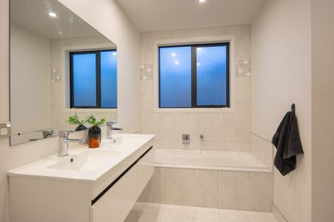 Photo of property in 14 Monaco Grove, Fitzherbert, Palmerston North, 4410