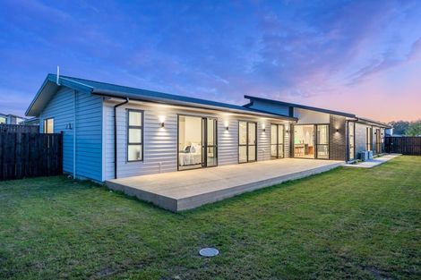 Photo of property in 18 Madden Avenue, Kumeu, 0810