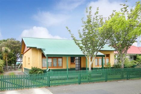 Photo of property in 17 Kingswood Street, Takaro, Palmerston North, 4412