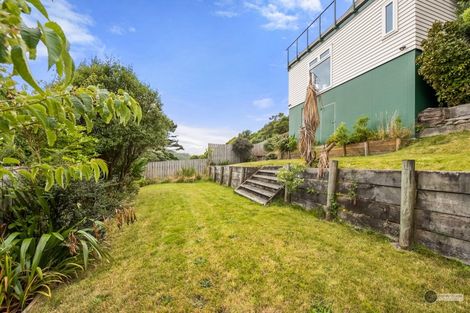 Photo of property in 5 Honeysuckle Grove, Maungaraki, Lower Hutt, 5010
