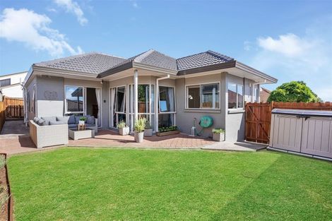 Photo of property in 81d Mirrabooka Avenue, Botany Downs, Auckland, 2010