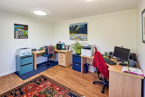Photo of property in 4 Huntleigh Park Way, Ngaio, Wellington, 6035