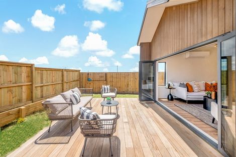 Photo of property in 14 Whata Street, Clarks Beach, 2122