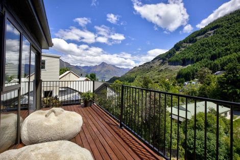 Photo of property in 6 Mackinnon Terrace, Sunshine Bay, Queenstown, 9300